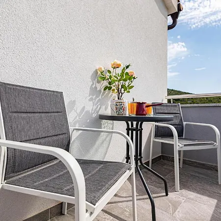 Apartamento Awesome In Bilice With Wifi