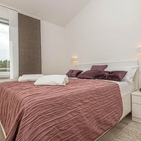 Awesome In Bilice With Wifi Appartement