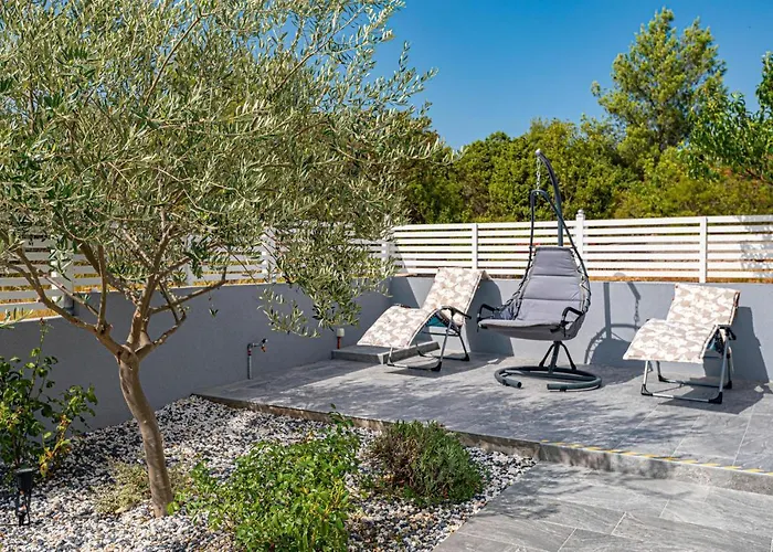 Awesome In Bilice With Wifi Apartamento *