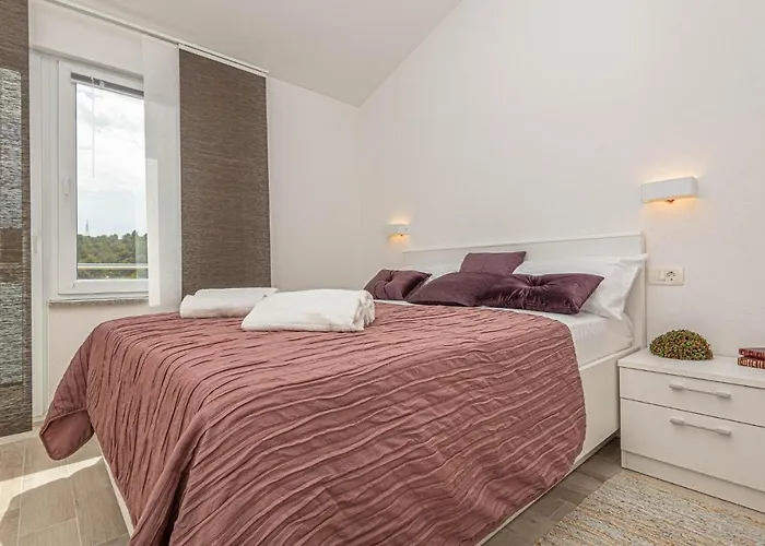 Awesome In Bilice With Wifi Apartamento